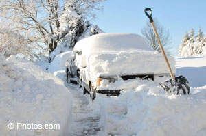 © Photos.com. Camions ensevelis sous la neige.  Tempête de février produisant des chutes de neige abondantes sur le Québec et le Canada atlantique.