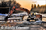 © Wendy Erlenson.  Nettoyant les débris à partir d’un pont sur la rivière Turtle, à Ste. Rose Du Lac (Manitoba). Avril 2011. 
