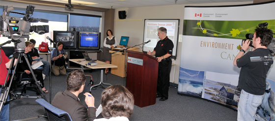 Salle de briefing média du Enviornnement Canada par le Centre canadien de prévision des ouragans. Photo: Environnement Canada